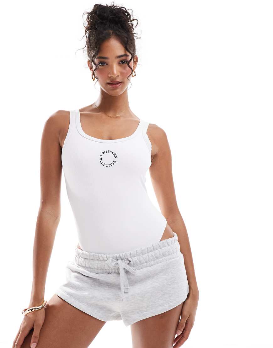 ASOS Weekend Collective - Gerippter Badeanzug in Weiß mit U-Ausschnitt und aufgesticktem Logo ASOS Weekend Collective - Gerippter Badeanzug in Weiß mit U-Ausschnitt und aufgesticktem Logo von ASOS Weekend Collective