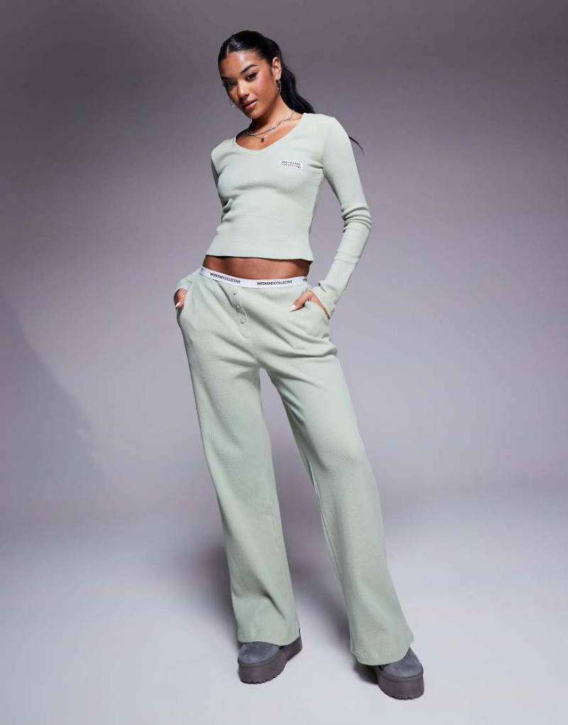 ASOS - Weekend Collective - Hose in Salbeigrün mit weitem Bein, Waffelstruktur und Logobund, Kombiteil von ASOS Weekend Collective