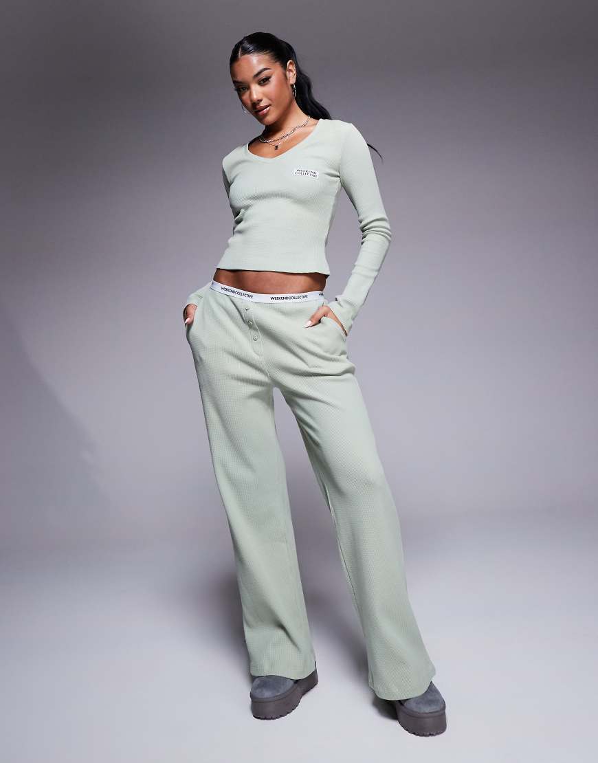 ASOS - Weekend Collective - Hose in Salbeigrün mit weitem Bein, Waffelstruktur und Logobund, Kombiteil ASOS - Weekend Collective - Hose in Salbeigrün mit weitem Bein, Waffelstruktur und Logobund, Kombiteil von ASOS Weekend Collective