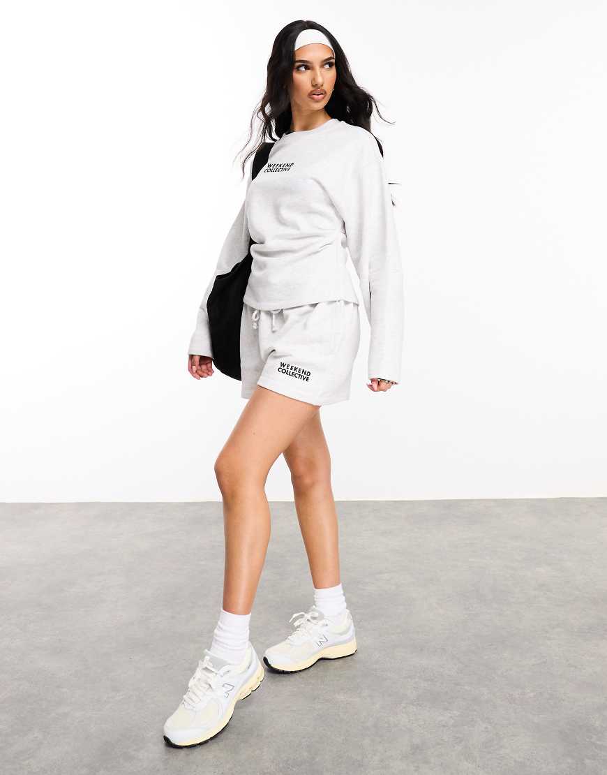 ASOS - Weekend Collective - Kurze Jogginghose in meliertem Grau mit Logo und angedeutetem Bund von ASOS Weekend Collective