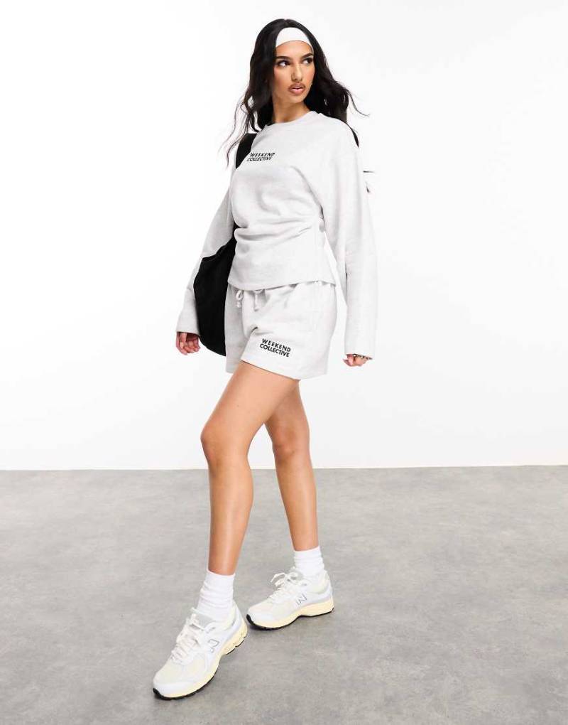 ASOS - Weekend Collective - Kurze Jogginghose in meliertem Grau mit Logo und angedeutetem Bund von ASOS Weekend Collective