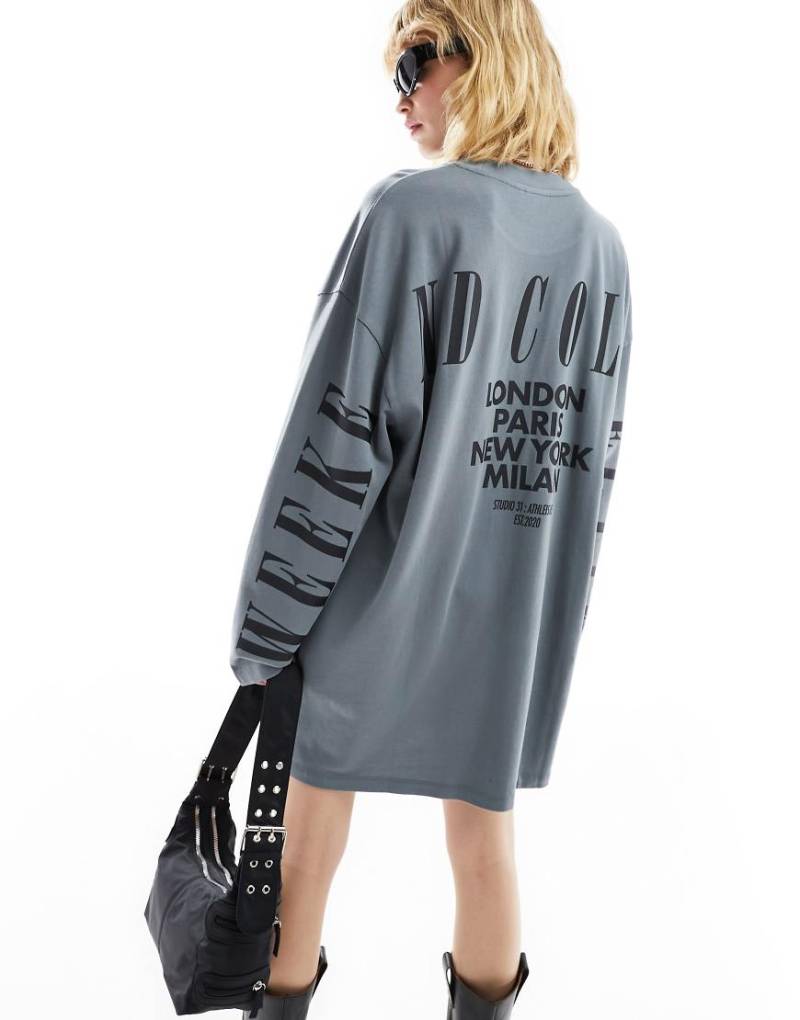 ASOS - Weekend Collective - Langärmliges Oversize-Shirt-Kleid in verwaschenem Anthrazit mit Rücken-Logo-Grau von ASOS Weekend Collective
