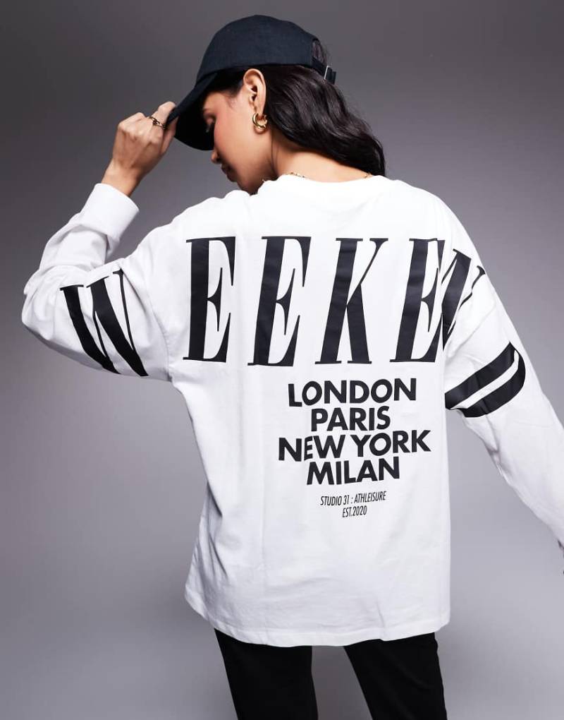 Weekend Collective - Langärmliges Oversize-T-Shirt in Weiß mit Stapel-Markenlogo am Rücken von ASOS Weekend Collective