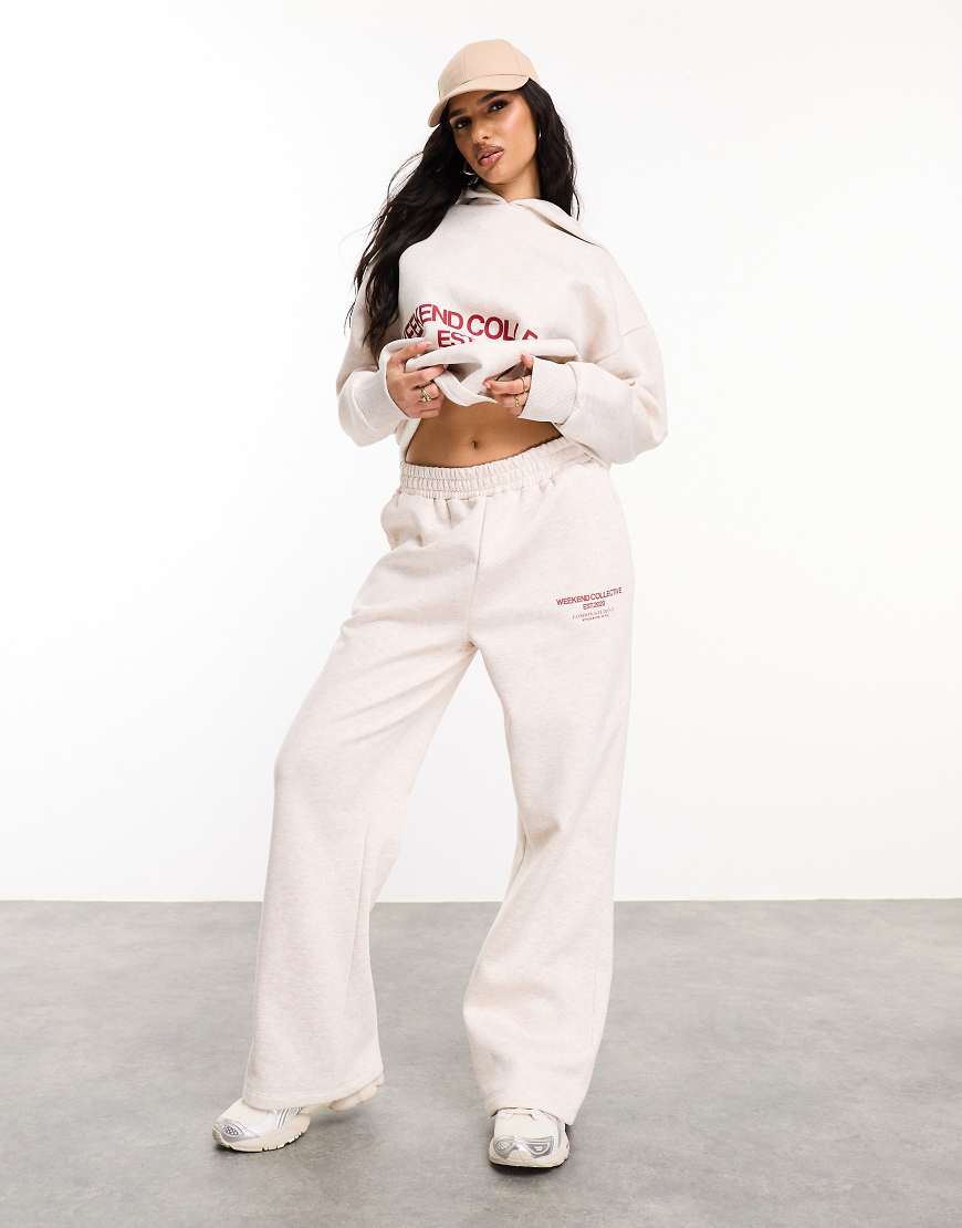ASOS - Weekend Collective - Oversize-Jogginghose in Haferbeige mit Stapel-Logotext in Rot-Bunt von ASOS Weekend Collective