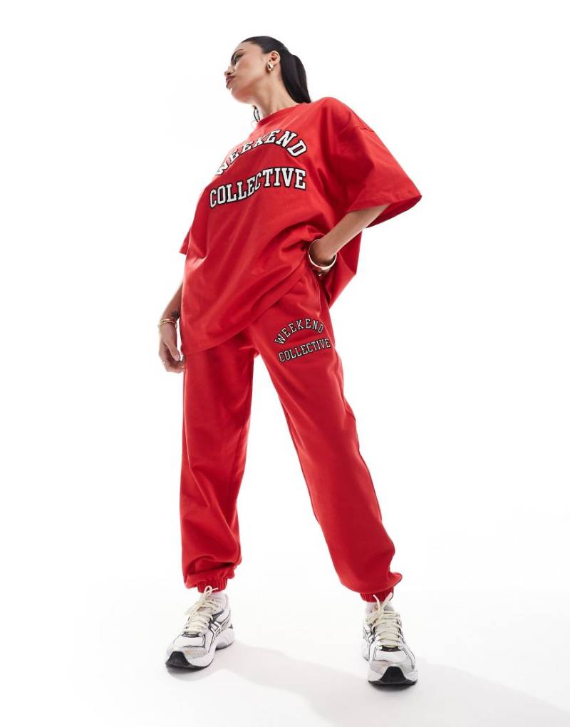 ASOS - Weekend Collective - Oversize-Jogginghose in Rot mit College-Logo von ASOS Weekend Collective