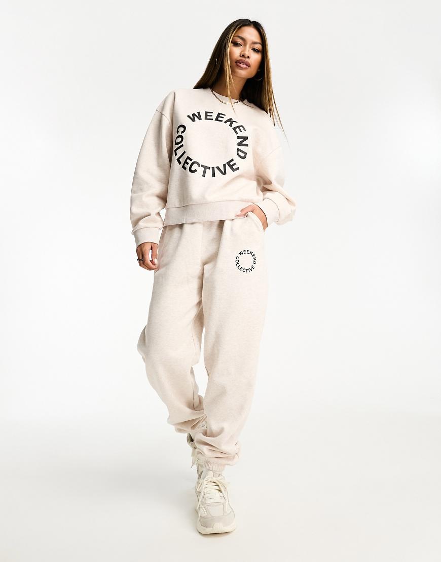 ASOS Weekend Collective - Oversize-Jogginghose in meliertem Hellbeige mit schwarzem Logo, Kombiteil-Neutral von ASOS Weekend Collective