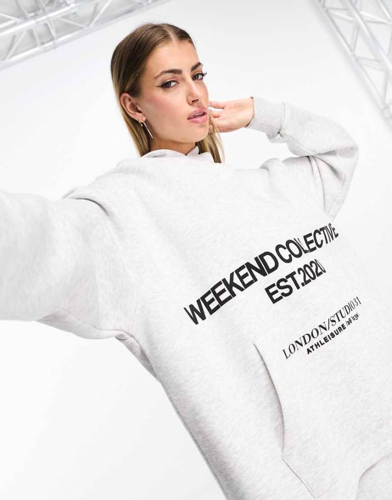 ASOS - Weekend Collective - Oversize-Kapuzenpullover in meliertem Grau mit Stapel-Logo von ASOS Weekend Collective