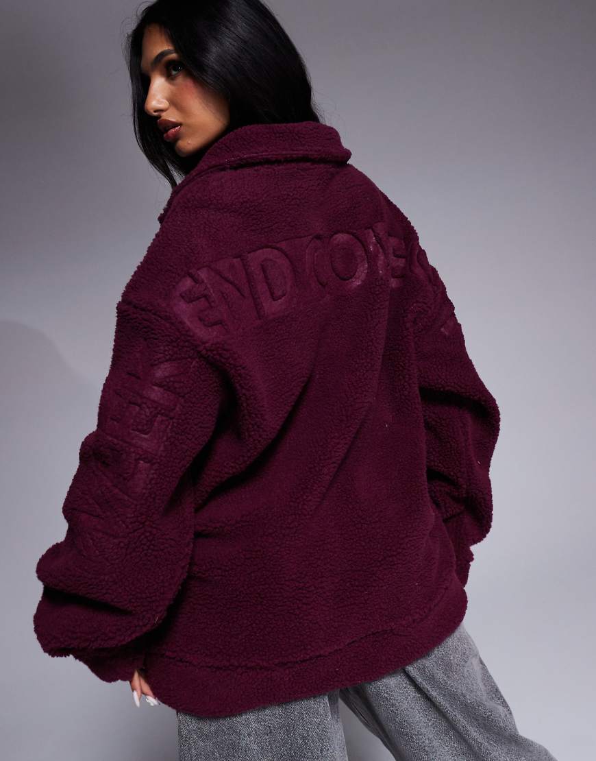 ASOS - Weekend Collective - Oversize-Sweatshirt aus Teddyfell in Burgunderrot mit halblangem Reißverschluss und Ausbrennermuster ASOS - Weekend Collective - Oversize-Sweatshirt aus Teddyfell in Burgunderrot mit halblangem Reißverschluss und Ausbrennermuster von ASOS Weekend Collective