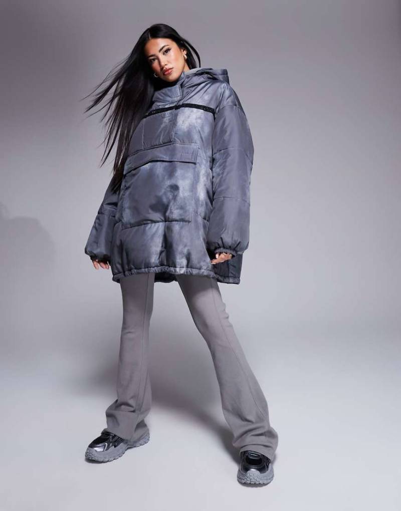 ASOS - Weekend Collective - Puffermantel zum Überziehen in Anthrazit mit Acid-Waschung-Schwarz von ASOS Weekend Collective
