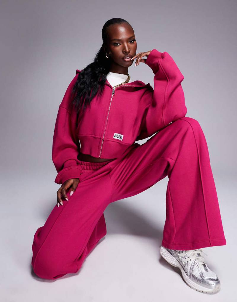 ASOS - Weekend Collective - Schwere Kapuzenjacke in Burgunderrosa mit gewebtem Logo-Etikett und Reißverschluss, Kombiteil-Rot von ASOS Weekend Collective