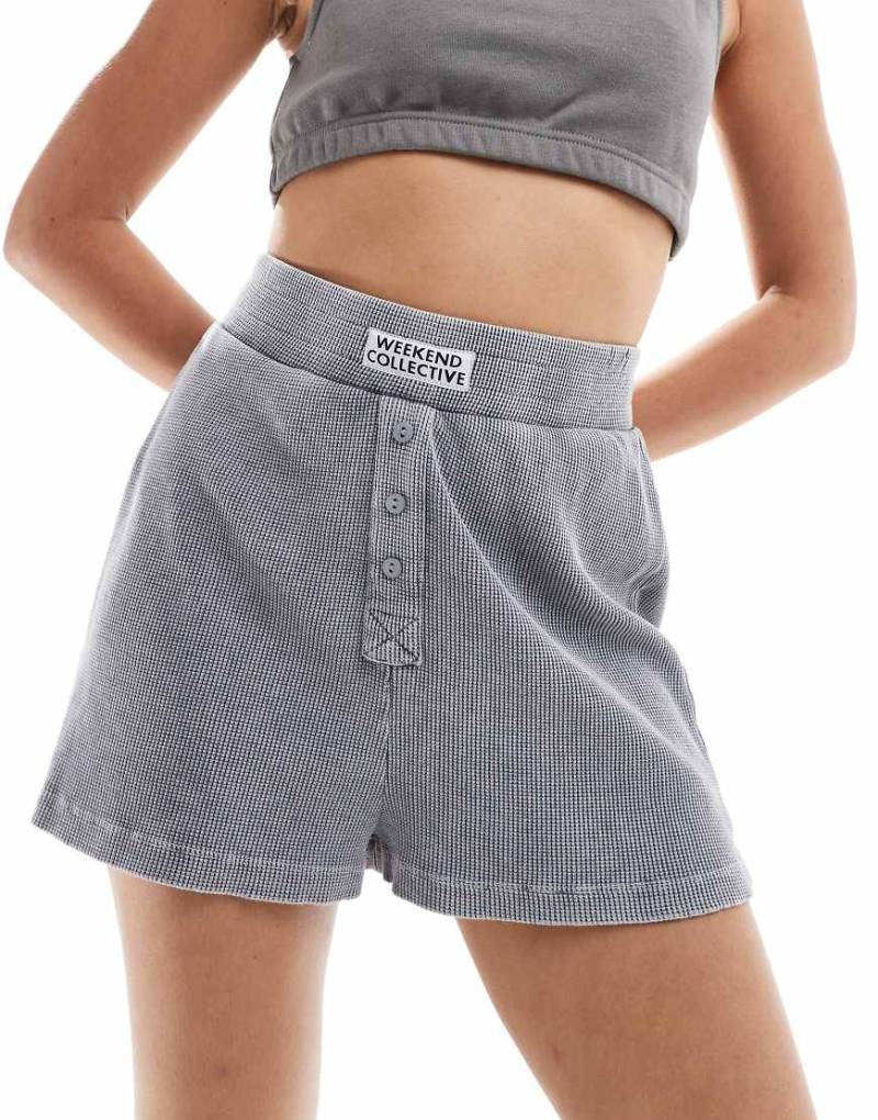 ASOS Weekend Collective - Shorts in grauer Acid-Waschung mit Boxer-Design und Waffelstruktur von ASOS Weekend Collective