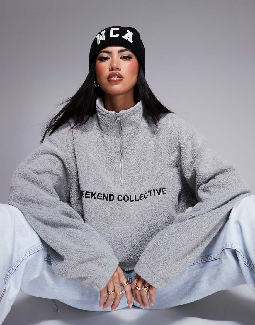 ASOS - Weekend Collective - Teddyfell-Sweatshirt in meliertem Grau mit Logo und halblangem Reißverschluss von ASOS Weekend Collective