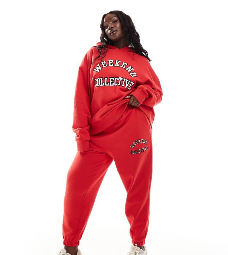 Weekend Collective Curve - Oversize-Jogginghose in Rot mit College-Design, Kombiteil von ASOS Weekend Collective