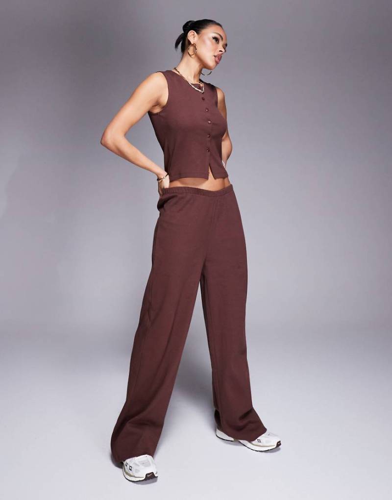Weekend Collective - Gerippte Jogginghose in Schokobraun mit weitem Bein, Kombiteil von ASOS Weekend Collective