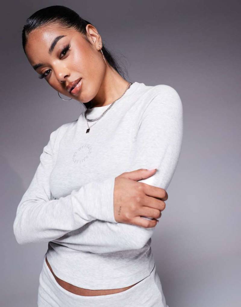 Weekend Collective - Geripptes, langärmliges Oberteil mit rundem Logo, Kombiteil-Grau von ASOS Weekend Collective