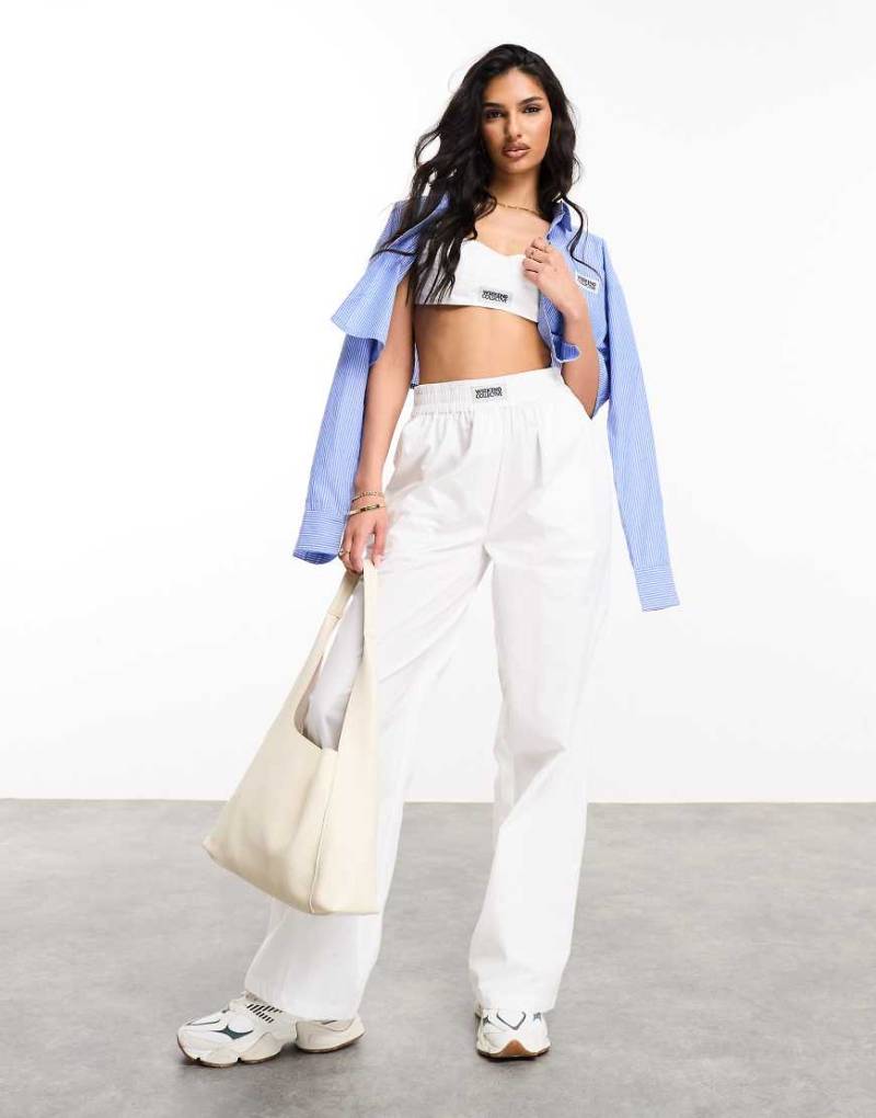 Weekend Collective - Hose aus Webstoff in Weiß mit Etikettendetail von ASOS Weekend Collective