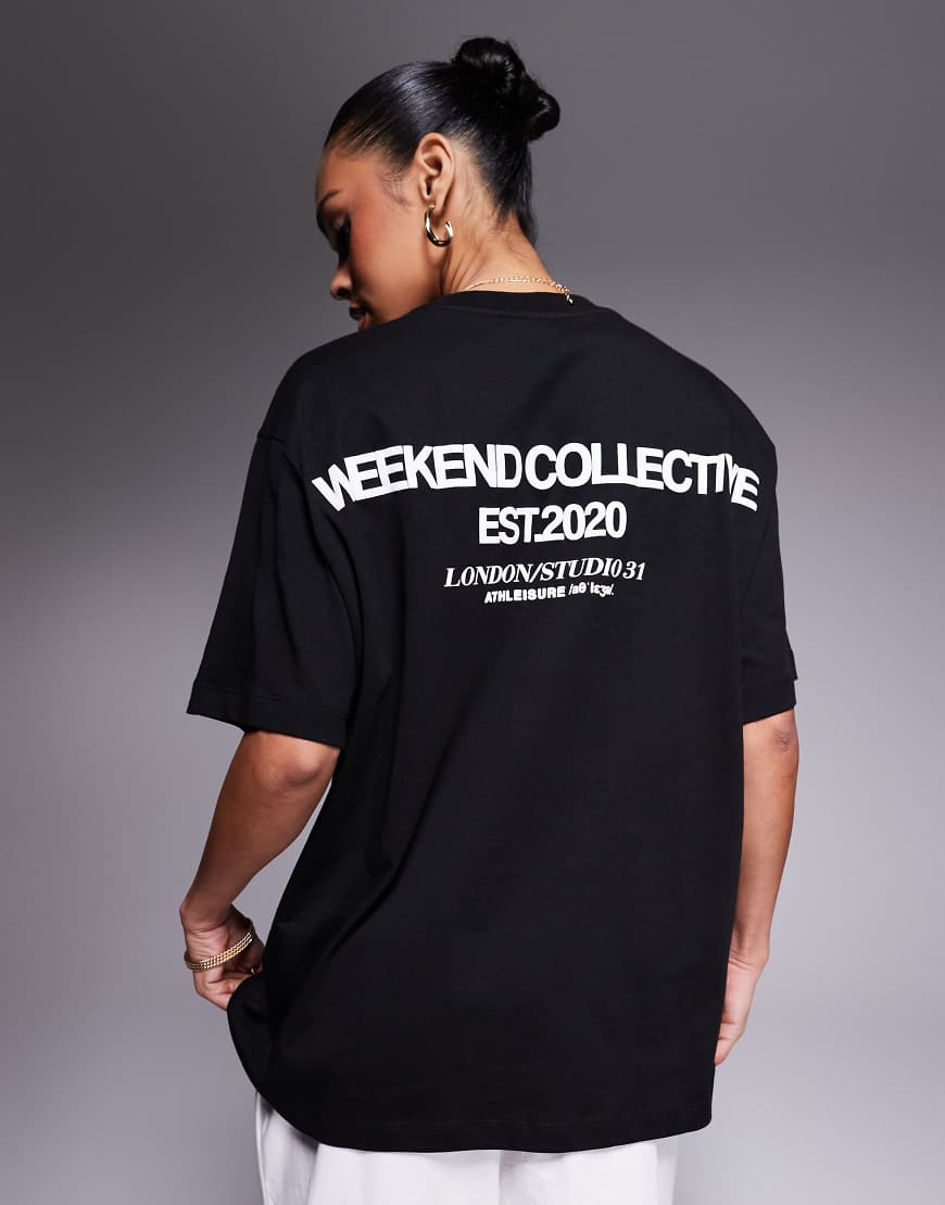 Weekend Collective - Icon - Oversize-T-Shirt Schwarz mit dicker Schriftgrafik hinten Weekend Collective - Icon - Oversize-T-Shirt Schwarz mit dicker Schriftgrafik hinten von ASOS Weekend Collective