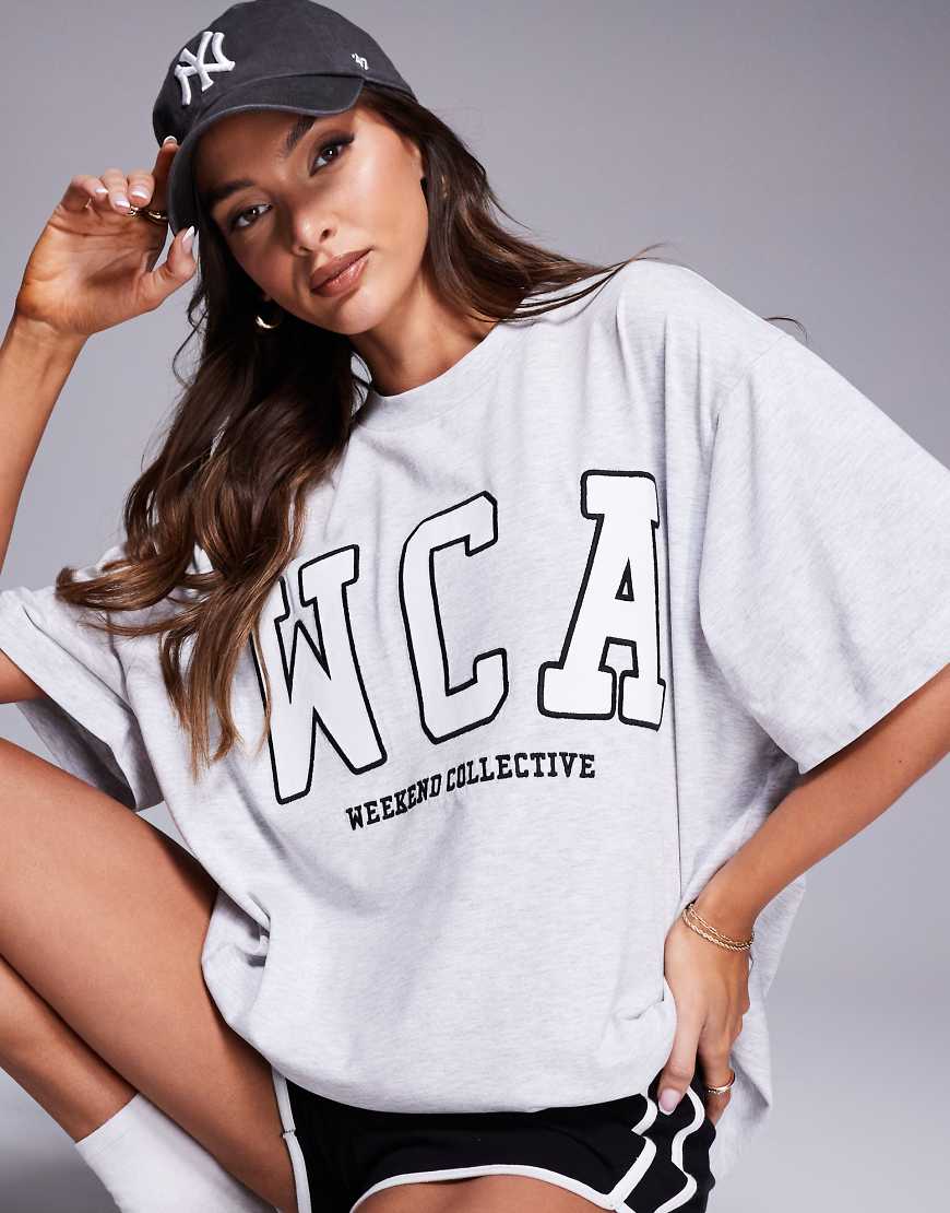 Weekend Collective - Icon - Oversize-T-Shirt in Grau meliert mit aufgestickter „WCA"-Grafik Weekend Collective - Icon - Oversize-T-Shirt in Grau meliert mit aufgestickter „WCA"-Grafik von ASOS Weekend Collective