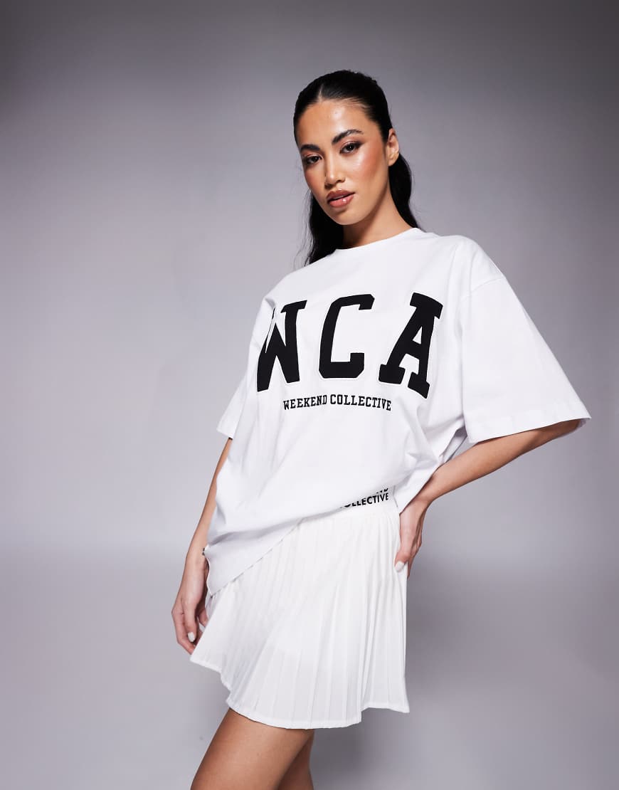 Weekend Collective - Icon - Oversize-T-Shirt in Weiß mit aufgestickter „WCA"-Grafik Weekend Collective - Icon - Oversize-T-Shirt in Weiß mit aufgestickter „WCA"-Grafik von ASOS Weekend Collective