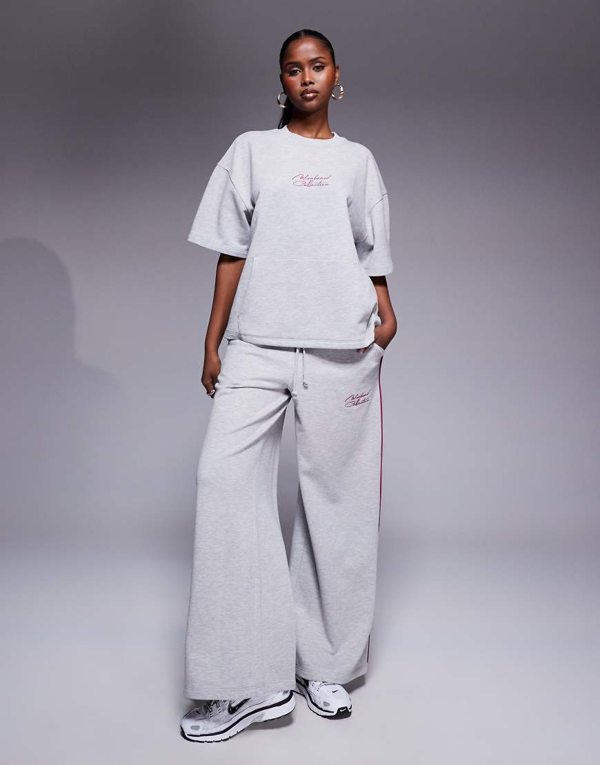 Weekend Collective - Jogginghose in Grau meliert mit Paspelierung in Pflaume und weitem Bein von ASOS Weekend Collective