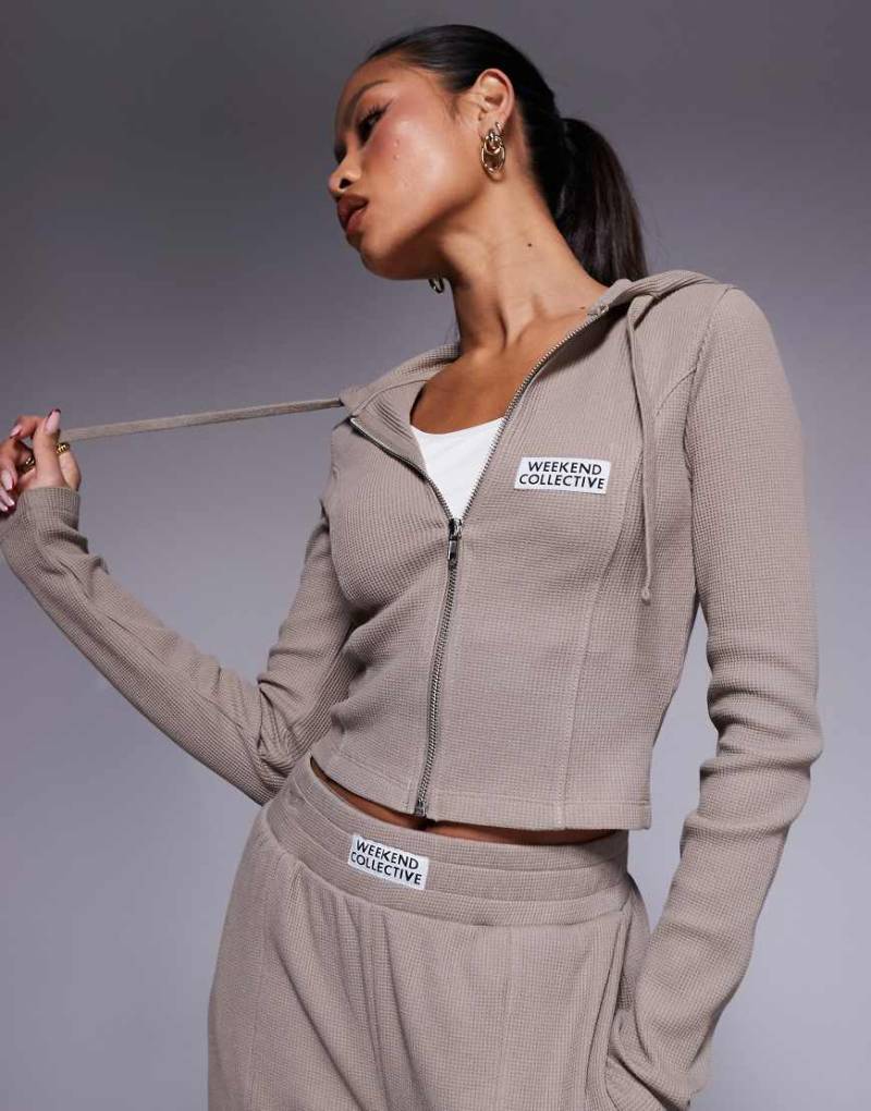 Weekend Collective - Kapuzenjacke in neutralem Farbton mit Waffelstruktur und durchgehendem Reißverschluss von ASOS Weekend Collective