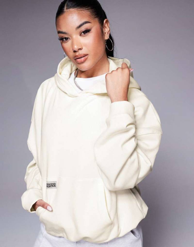 Weekend Collective - Kapuzenpullover in Creme mit Ballonsaum-Weiß von ASOS Weekend Collective
