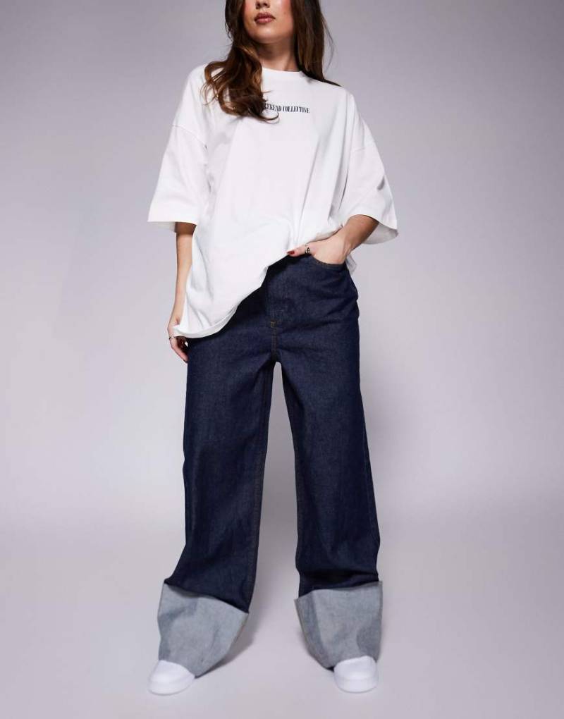 Weekend Collective - Mom-Jeans in indigoblauer Waschung mit Umschlag von ASOS Weekend Collective