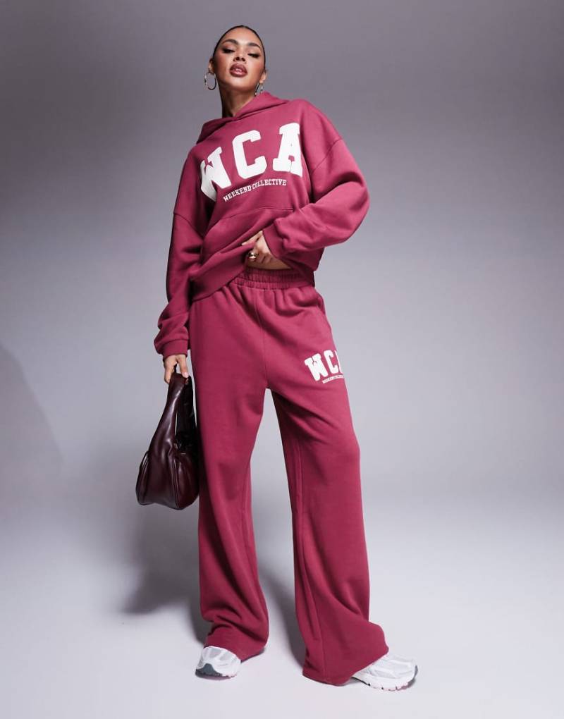 Weekend Collective - Oversize-Jogginghose in Pflaume mit College-Logo, Kombiteil-Lila von ASOS Weekend Collective
