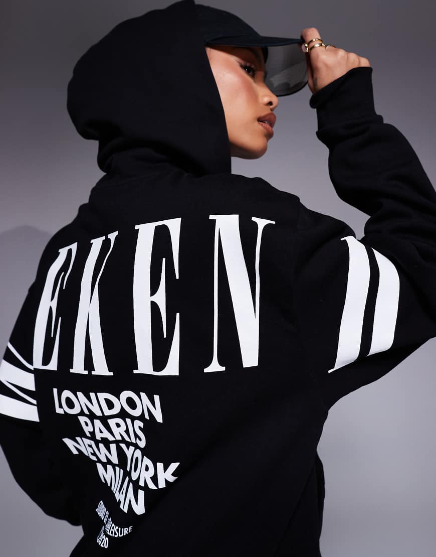 Weekend Collective - Oversize-Kapuzenpullover in Schwarz mit Stapel-Logo auf dem Rücken von ASOS Weekend Collective