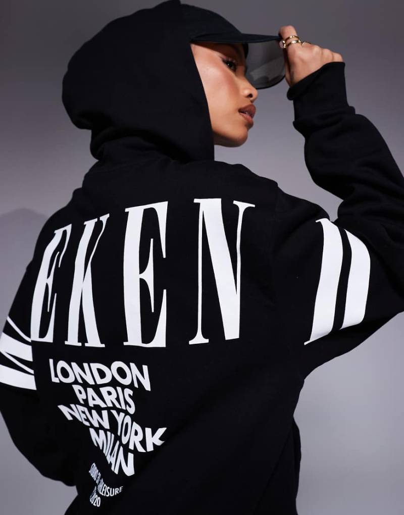Weekend Collective - Oversize-Kapuzenpullover in Schwarz mit Stapel-Logo auf dem Rücken von ASOS Weekend Collective