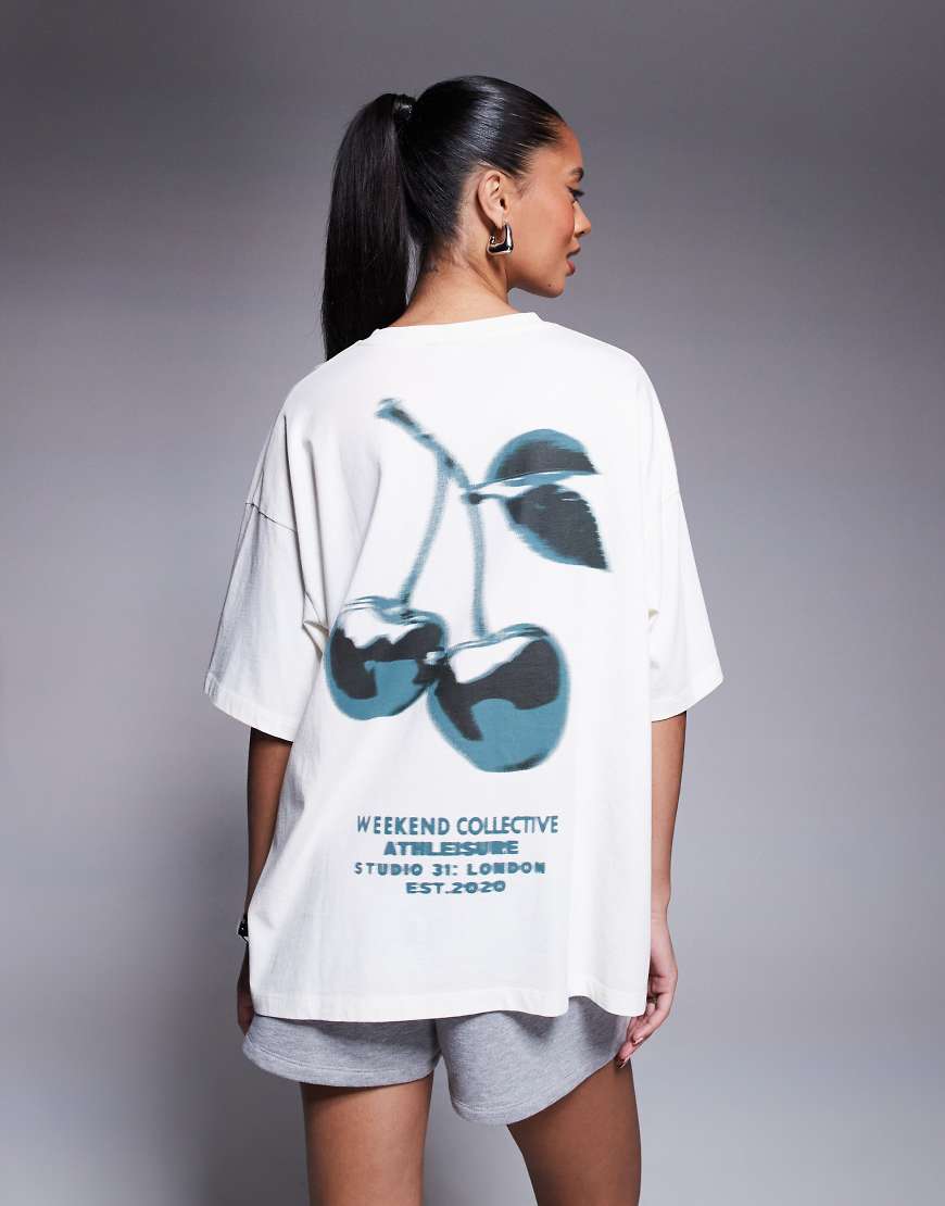 Weekend Collective - Oversize-T-Shirt in Ecru mit blauem Kirsch-Grafikprint-Bunt Weekend Collective - Oversize-T-Shirt in Ecru mit blauem Kirsch-Grafikprint-Bunt von ASOS Weekend Collective
