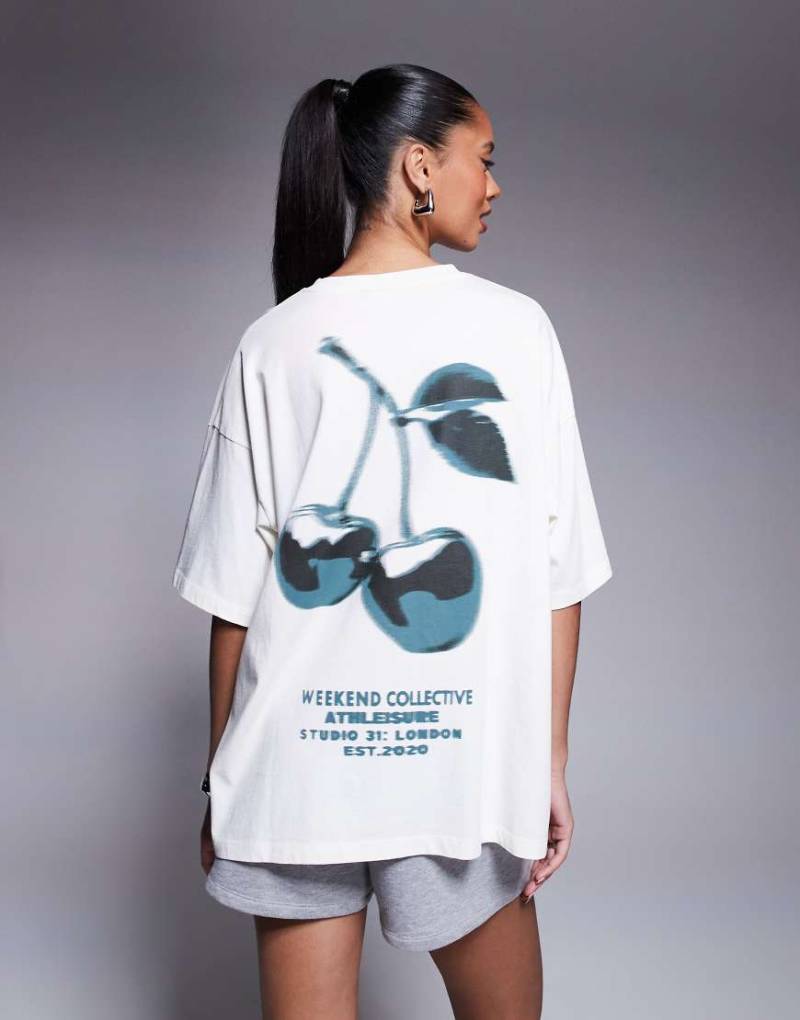 Weekend Collective - Oversize-T-Shirt in Ecru mit blauem Kirsch-Grafikprint-Bunt von ASOS Weekend Collective