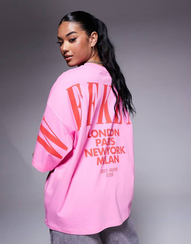 Weekend Collective - Hochwertiges Oversize-T-Shirt in Rosa und Rot mit Stapel-Markenlogo am Rücken von ASOS Weekend Collective