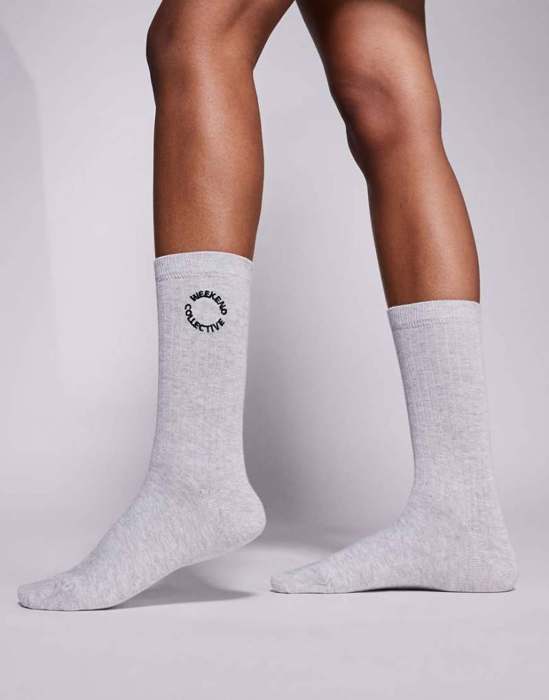 Weekend Collective - Socken in Grau von ASOS Weekend Collective