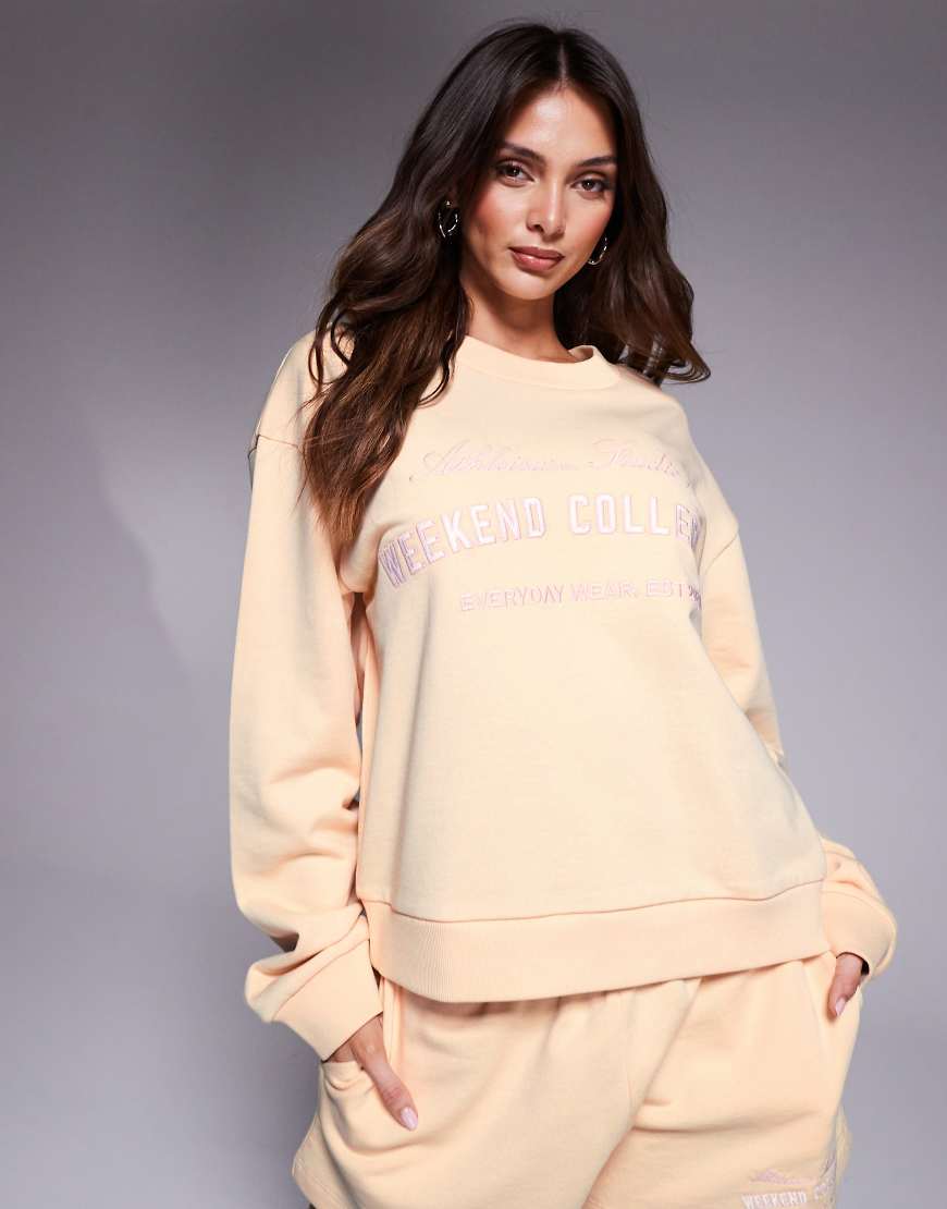 Weekend Collective - Sweatshirt in Buttermilchgelb mit Logo-Stickerei Weekend Collective - Sweatshirt in Buttermilchgelb mit Logo-Stickerei von ASOS Weekend Collective