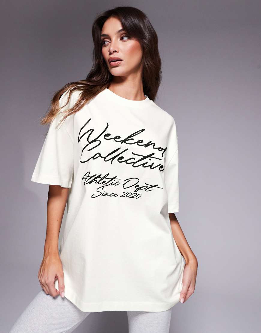 Weekend Collective - T-Shirt in Cremeweiß mit gesticktem Kritzel-Print Weekend Collective - T-Shirt in Cremeweiß mit gesticktem Kritzel-Print von ASOS Weekend Collective