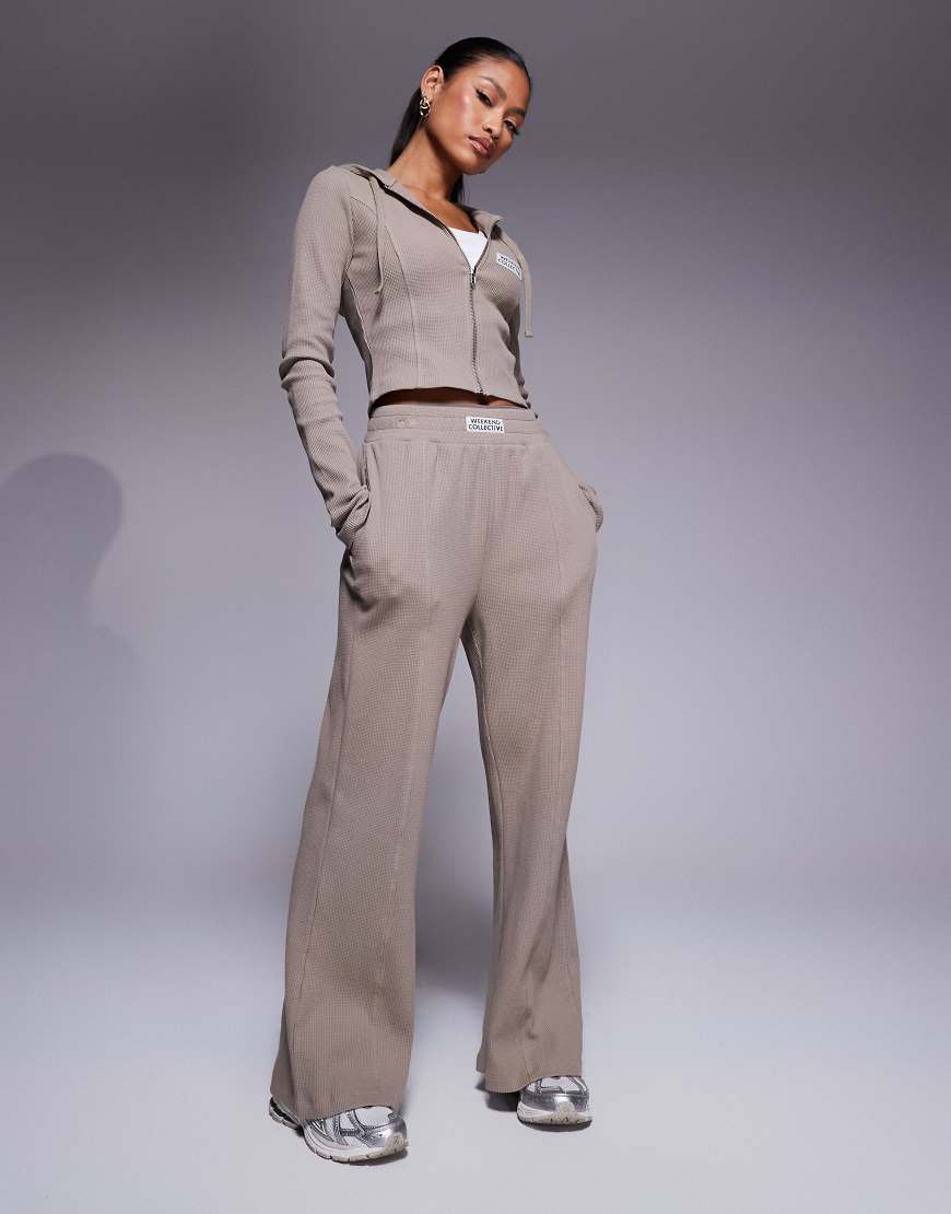 Weekend Collective - Weit geschnittene Hose in neutralem Farbton mit Waffelstruktur, Kombiteil Weekend Collective - Weit geschnittene Hose in neutralem Farbton mit Waffelstruktur, Kombiteil von ASOS Weekend Collective