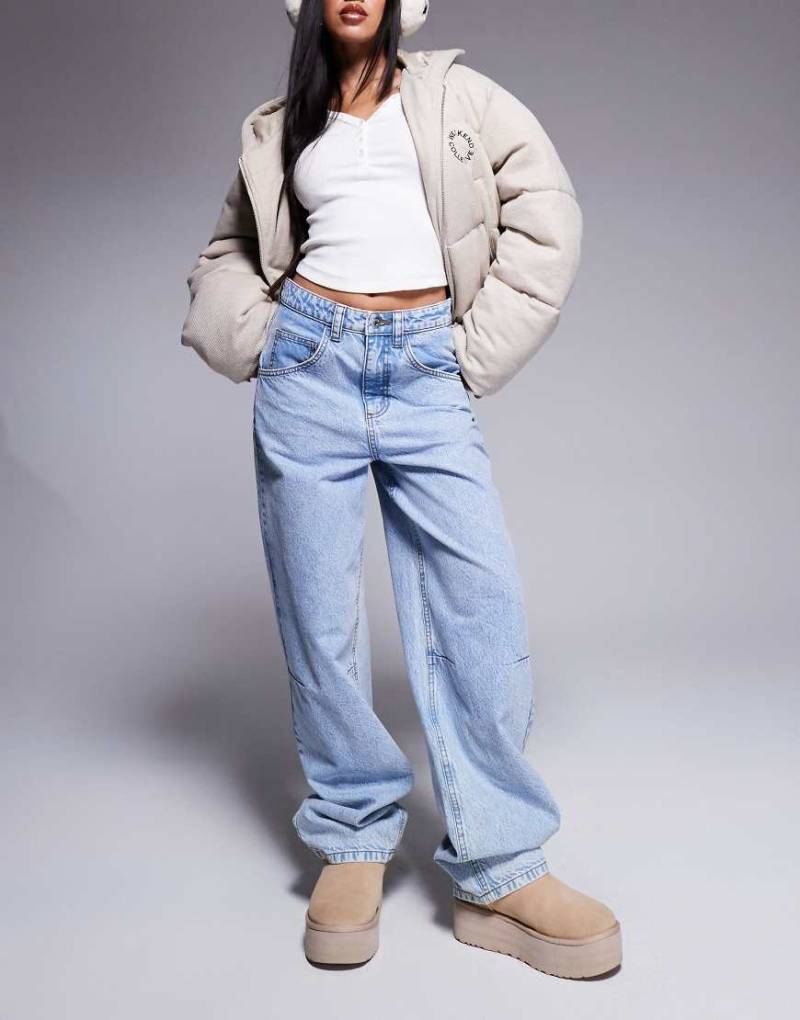 Weekend Collective - Weit geschnittene Barrel-Jeans in hellblauer Waschung von ASOS Weekend Collective