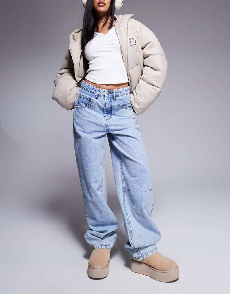 Weekend Collective - Weit geschnittene Barrel-Jeans in hellblauer Waschung von ASOS Weekend Collective
