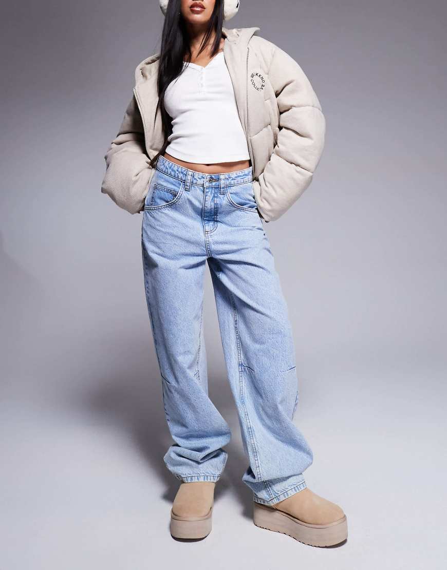 Weekend Collective - Weit geschnittene Barrel-Jeans in hellblauer Waschung von ASOS Weekend Collective
