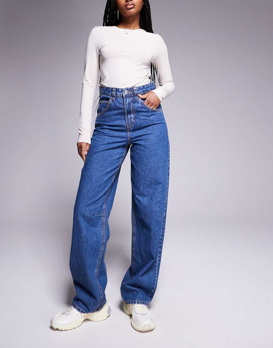 Weekend Collective - Weite Jeans in mittelblauer Waschung mit abgerundetem Beinschnitt Weekend Collective - Weite Jeans in mittelblauer Waschung mit abgerundetem Beinschnitt von ASOS Weekend Collective