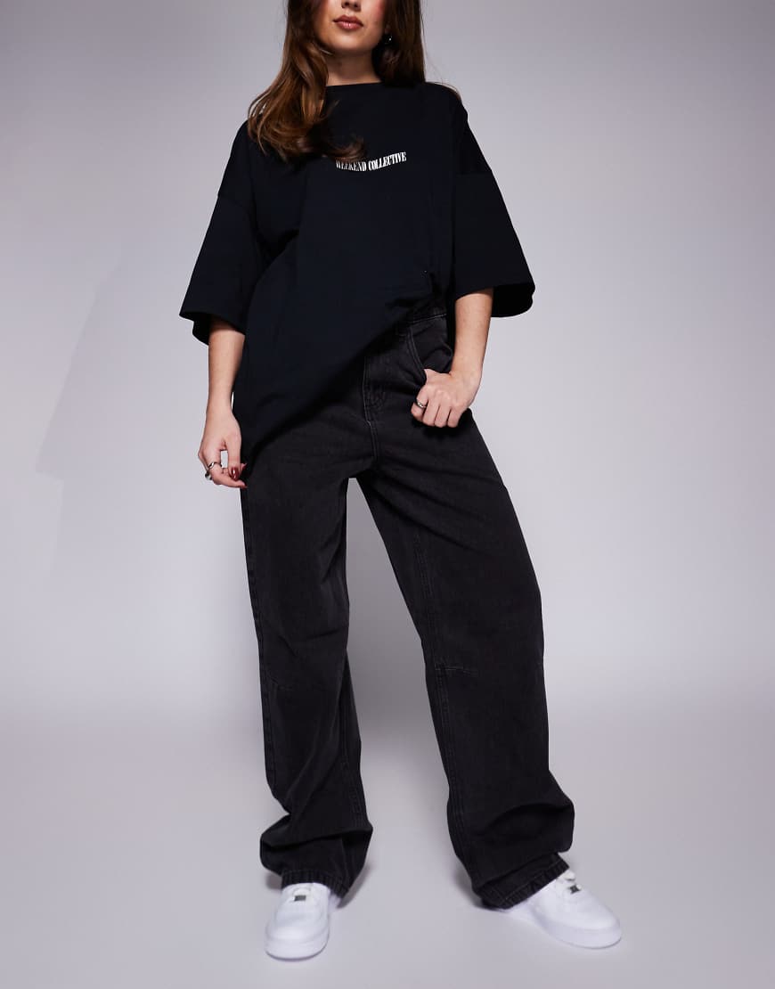 Weekend Collective - Weite Jeans in schwarzer Waschung mit abgerundetem Beinschnitt Weekend Collective - Weite Jeans in schwarzer Waschung mit abgerundetem Beinschnitt von ASOS Weekend Collective