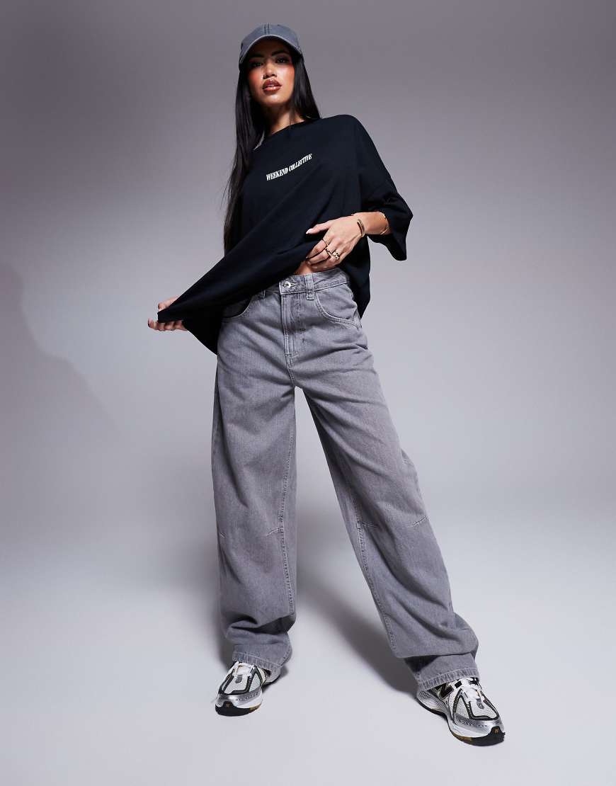 Weekend Collective - Weit geschnittene Barrel-Jeans in verwaschenem Grau Weekend Collective - Weit geschnittene Barrel-Jeans in verwaschenem Grau von ASOS Weekend Collective