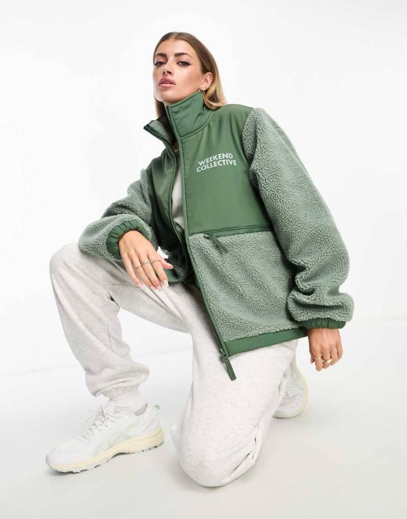 ASOS DESIGN - Weekend Collective - Fleecejacke aus Teddystoff und Nylon in Salbeigrün mit Reißverschluss ASOS DESIGN - Weekend Collective - Fleecejacke aus Teddystoff und Nylon in Salbeigrün mit Reißverschluss von ASOS Weekend Collective