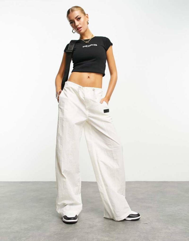 ASOS Weekend Collective - Cargohose aus Nylon in Ecru-Neutral von ASOS Weekend Collective