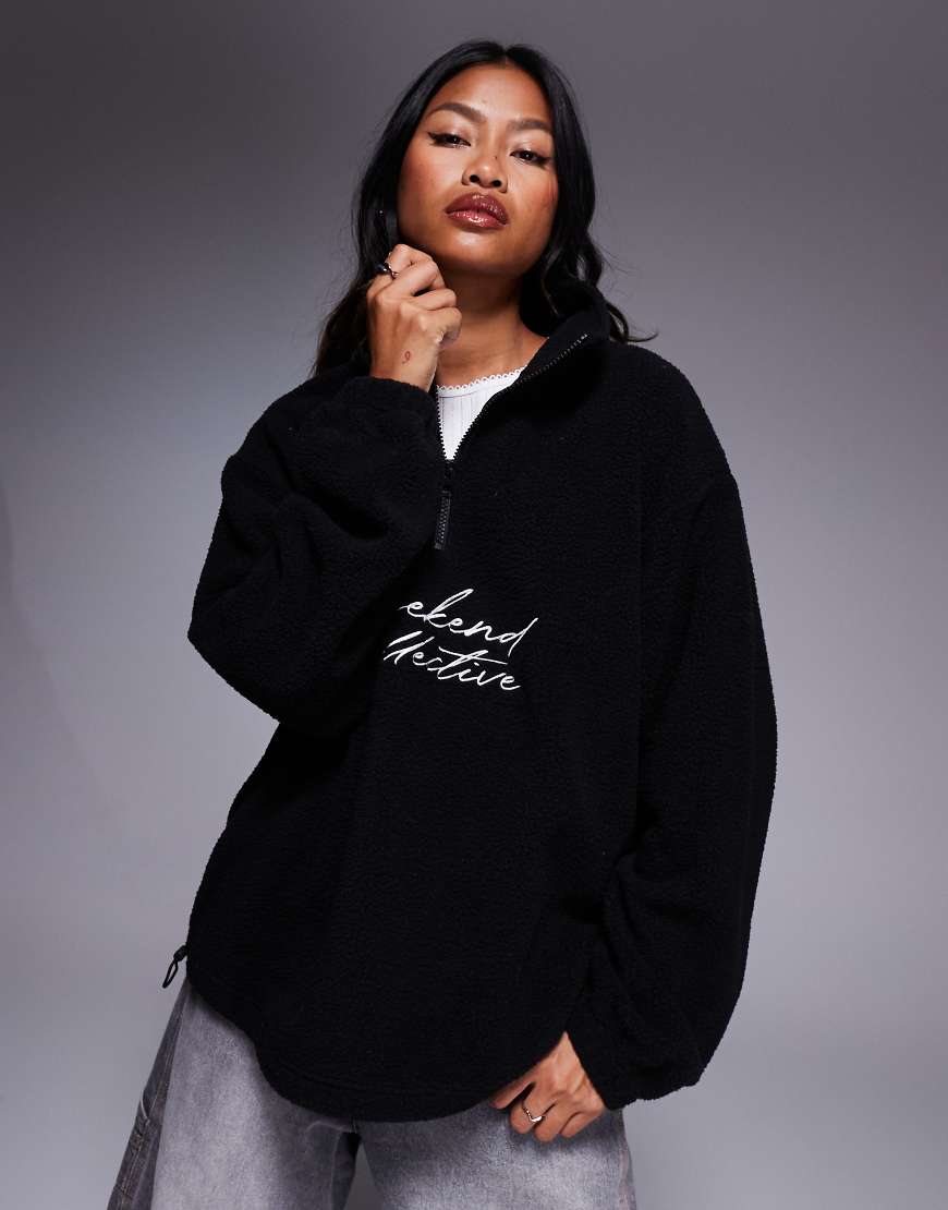 ASOS - Weekend Collective Curve - Oversize-Sweatshirt aus Teddyfell in Schwarz mit halblangem Reißverschluss und Logo von ASOS Weekend Collective
