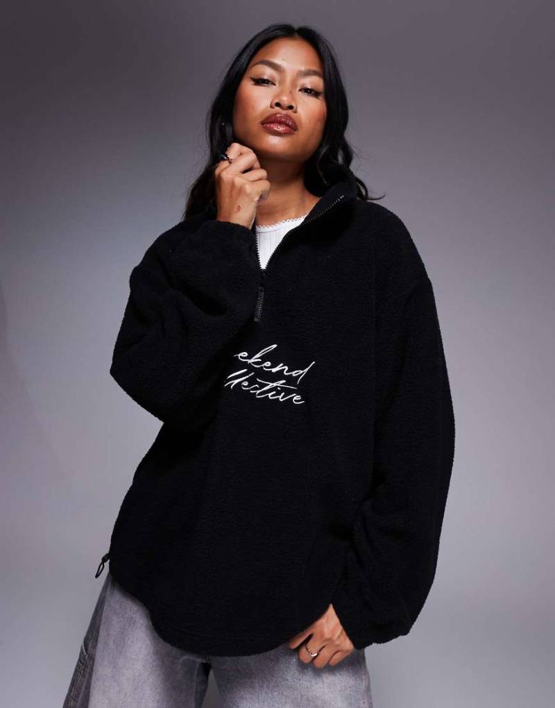 ASOS - Weekend Collective Curve - Oversize-Sweatshirt aus Teddyfell in Schwarz mit halblangem Reißverschluss und Logo von ASOS Weekend Collective