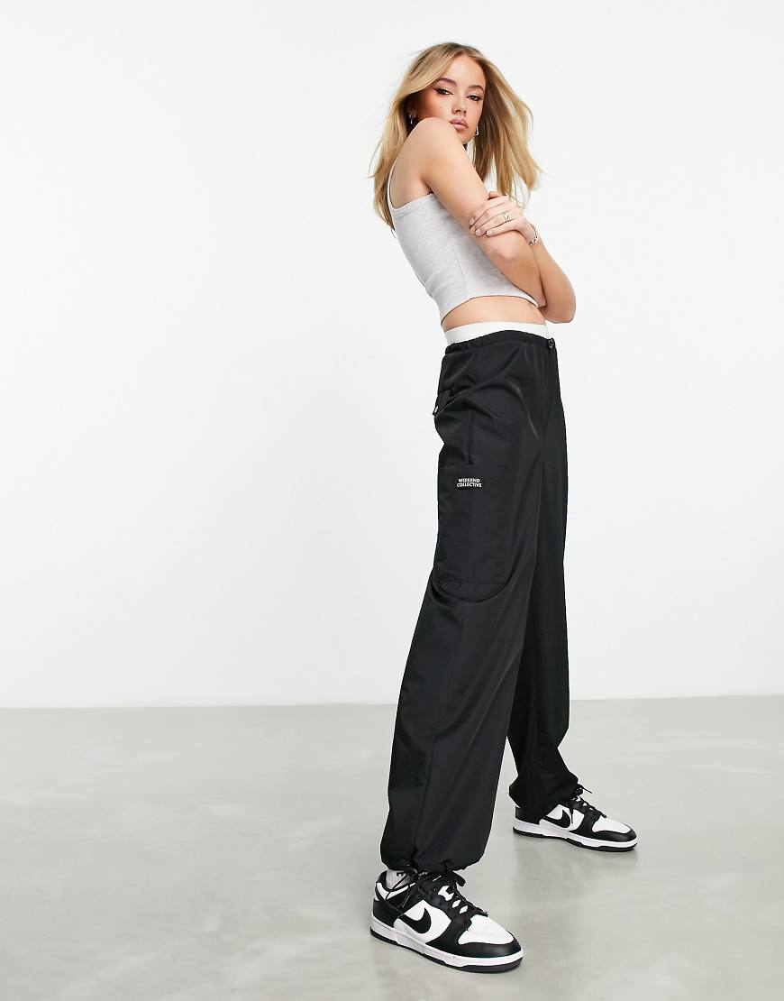 ASOS Weekend Collective - Fallschirm-Cargohose in Schwarz mit Tasche ASOS Weekend Collective - Fallschirm-Cargohose in Schwarz mit Tasche von ASOS Weekend Collective