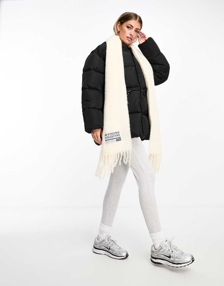 ASOS Weekend Collective - Flauschiger Deckenschal mit gewebtem Etikett-Neutral von ASOS Weekend Collective