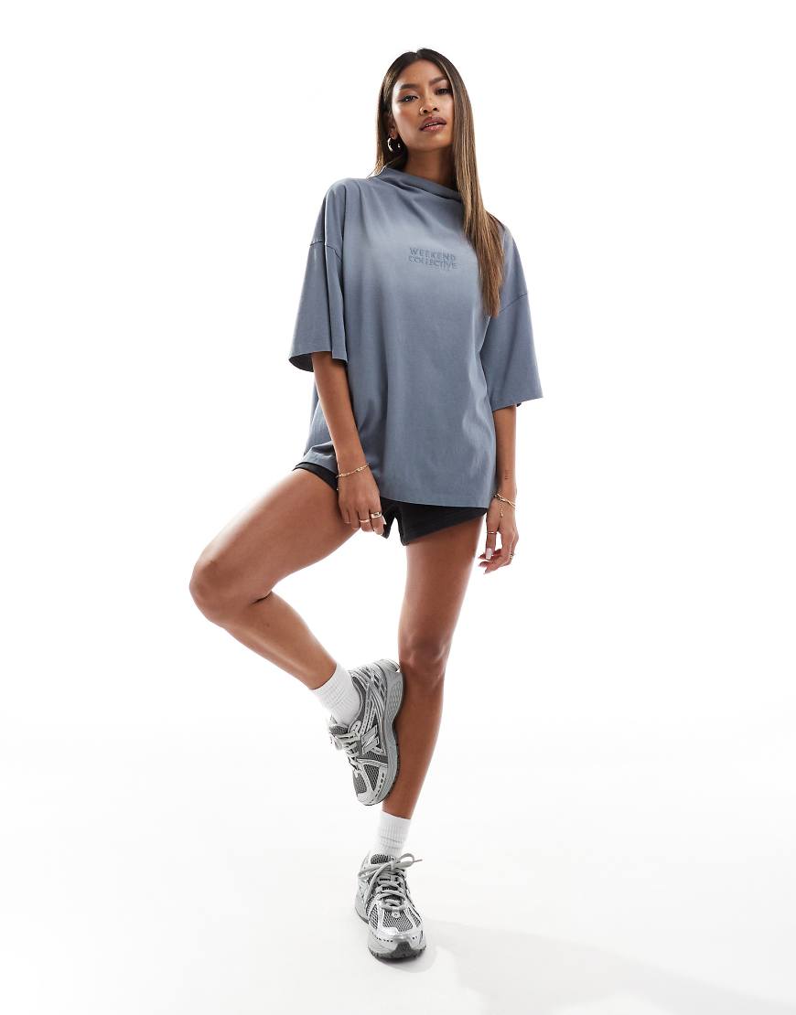 ASOS - Weekend Collective - Hochgeschlossenes T-Shirt in anthrazitfarbener Acid-Waschung-Grau ASOS - Weekend Collective - Hochgeschlossenes T-Shirt in anthrazitfarbener Acid-Waschung-Grau von ASOS Weekend Collective
